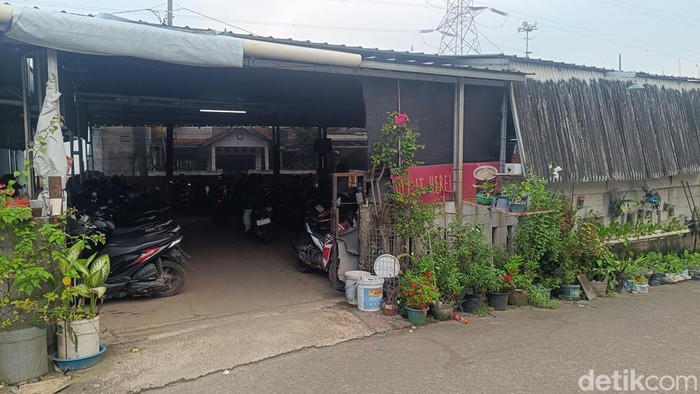 **Terungkap! Rute 'Pintu Belakang' Rest Area KM 21B Jagorawi untuk Parkir Motor**