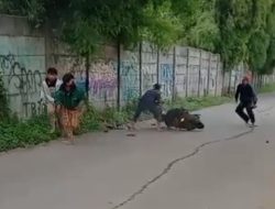 **Detik-detik Pemain Tarkam di Depok Kejar Remaja Tawuran hingga Kocar-kacir**