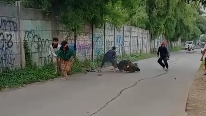 **Detik-detik Pemain Tarkam di Depok Kejar Remaja Tawuran hingga Kocar-kacir**