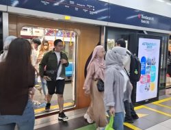 “Mahasiswa Jakarta Jelajahi Kota dengan MRT: Cerita yang Seperti Konten YouTube!”