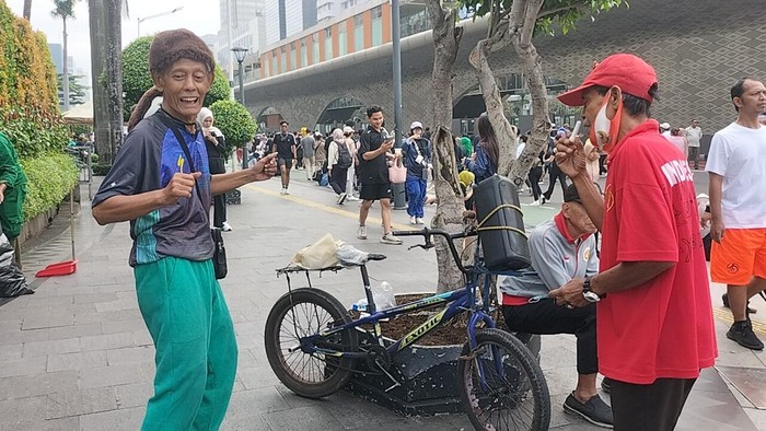 Lansia Bundaran HI Berjoget, Cerita Warga Perdana ke CFD yang Mengejutkan!