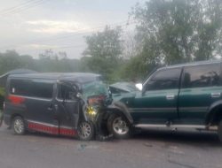 Potret Mengerikan: Land Cruiser dan Ambulans Terhempas Setelah ‘Adu Banteng’ di Riau
