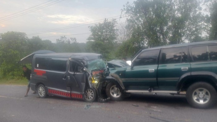 Potret Mengerikan: Land Cruiser dan Ambulans Terhempas Setelah 'Adu Banteng' di Riau