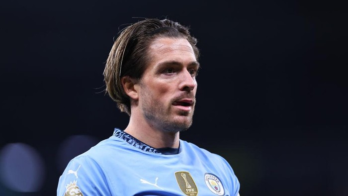 Tifo Memikat: Enrique dan Xana, Deru Perasaan Jack Grealish di Arena Bola!