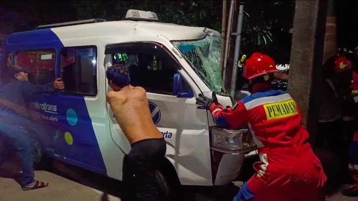 Tragedi Angkot Jakut: Kisah Sedih Sopir yang Tertabrak Tiang Listrik, Siapa Bertanggungjawab?