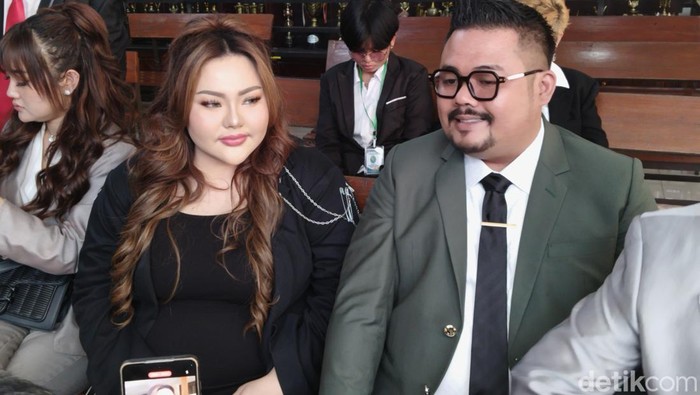 **Lisa Mariana Gugat Ridwan Kamil, Klaim Ganti Rugi Rp 16,6 M, Apa yang Terjadi?**