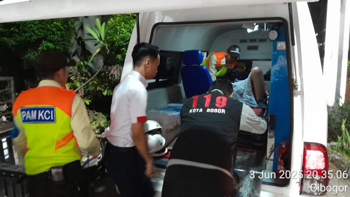 **Detik-detik Wanita Melahirkan Sendiri di Toilet Stasiun Bogor: Kisah Viral yang Menyentuh Hati**