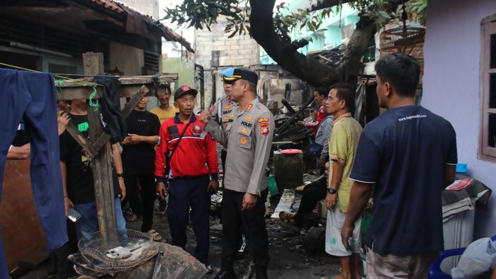 Polisi Beri Bantuan dan Trauma Healing ke Korban Kebakaran di Krukut Jakbar - Update 1