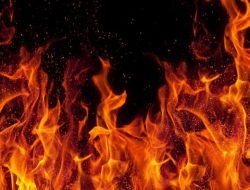 Warga Lombok Timur Protes dengan Api, Bakar Alat Berat karena Limbah Tambang Merusak Sungai