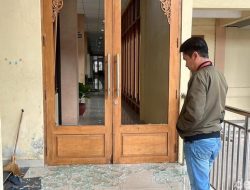 Pria Diduga ODGJ Ngamuk di Balai Kota Solo, Merusak 3 Mobil dan Kaca Pintu Kantor
