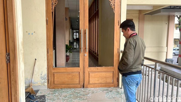 Pria Diduga ODGJ Ngamuk di Balai Kota Solo, Merusak 3 Mobil dan Kaca Pintu Kantor