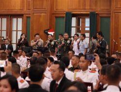Kapolri & Panglima TNI Duet Nyanyi ‘Rumah Kita’, Bareng Prabowo di Gala Dinner!