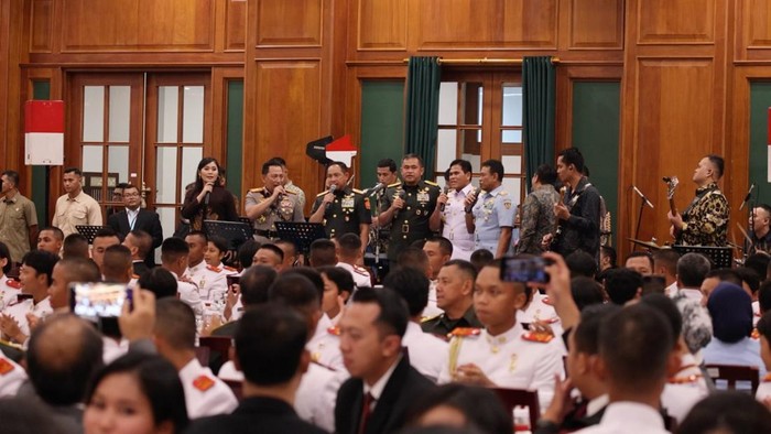 Kapolri & Panglima TNI Duet Nyanyi 'Rumah Kita', Bareng Prabowo di Gala Dinner!