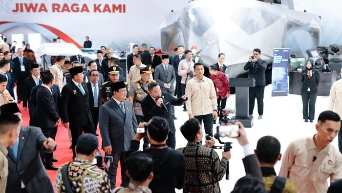 **Prabowo Subianto Tinjau Pameran Pertahanan, Fokus pada Keamanan dan Inovasi di Indo Defence 2025**