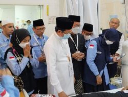 **Menag Nasaruddin Umar Menjenguk Jemaah Haji RI di KKHI Makkah, Doakan Secepatnya Pulih**