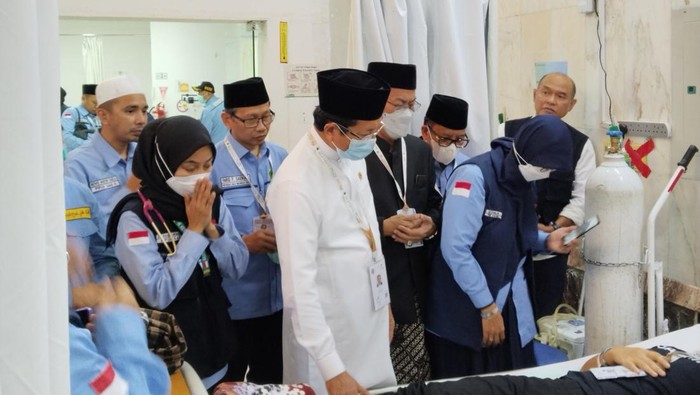 **Menag Nasaruddin Umar Menjenguk Jemaah Haji RI di KKHI Makkah, Doakan Secepatnya Pulih**