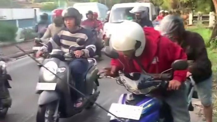 Kabel Menjuntai di Cengkareng, 2 Pemotor Terluka dalam Kecelakaan Mengerikan
