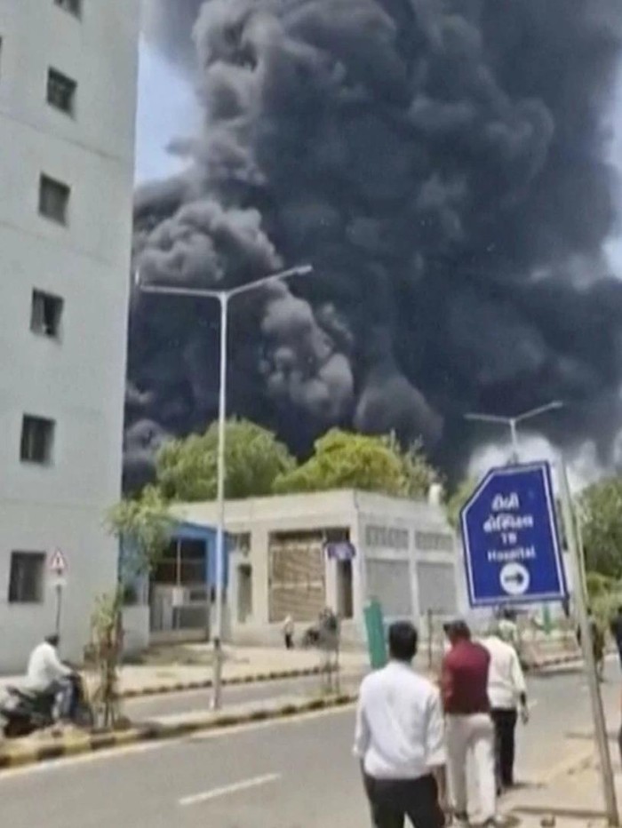 Tragedi Mengerikan: Pesawat Air India Jatuh di Area Permukiman Ahmedabad, 5 Menit Setelah Lepas Landas