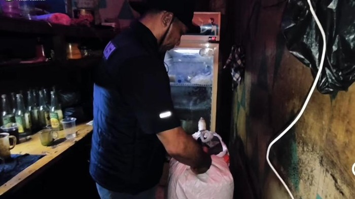 Polisi Gerebek Warung Jual Miras Ilegal di Bogor, Sita 2 Jerigen Ciu, Tangkap 2 Pelaku