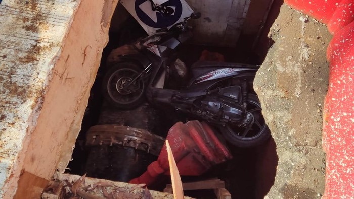 Tragedi di Ciracas: Pemotor Terperosok ke Lubang Galian, Damkar Berlomba Evakuasi
