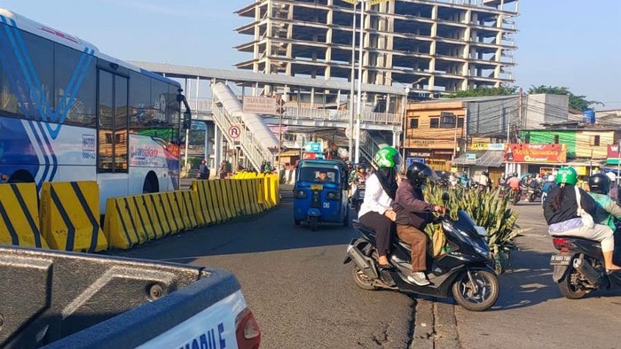 50 Motor Lawan Arah di Otista Jaktim Terjaring E-TLE, Puluhan Pengendara Tidak Menggunakan Helm