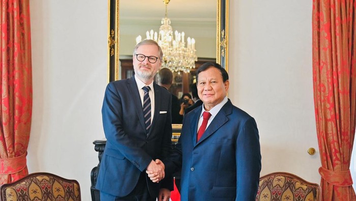 **Transit di Praha, Prabowo Terima Kunjungan PM Ceko dalam Pertemuan Rasa hormat**