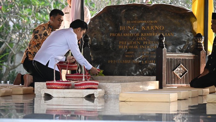 **Gibran Ziarah di Makam Bung Karno: Apa Harapan PDIP di Baliknya?**