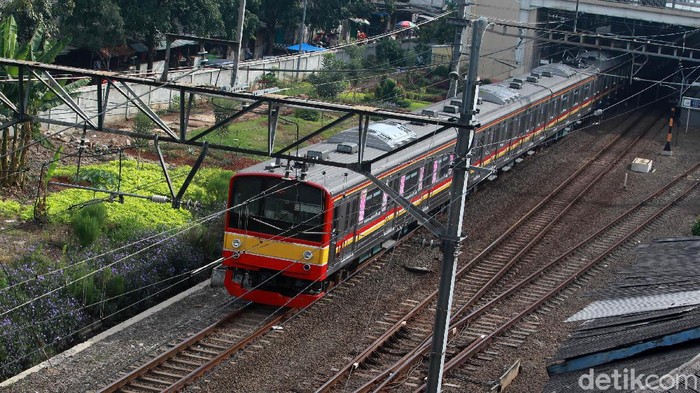 Petugas Evakuasi Bumil Pecah Ketuban di KRL: Aksi Mendebarkan yang Tak Terduga!