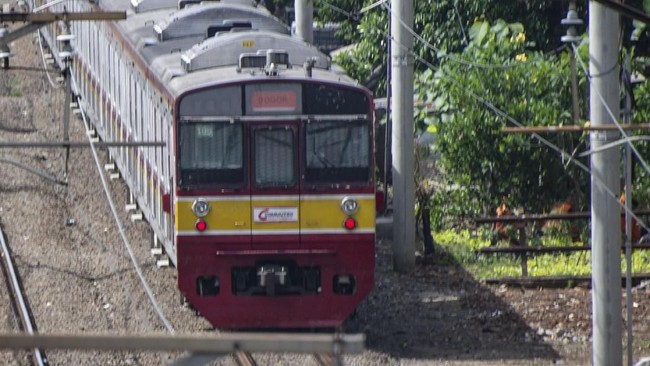 Kejutan Mengerikan di Tangerang: 4 Fakta KRL Vs Truk yang Nyaris Menyebabkan Tragedi