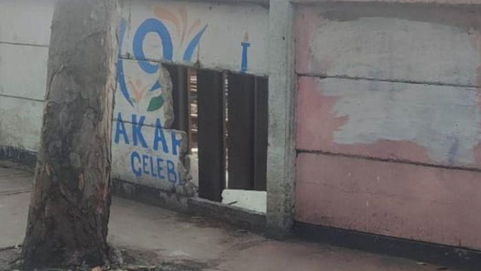 Lubang di Tembok Rel Jatinegara, Pintu Gerbang Prostitusi?