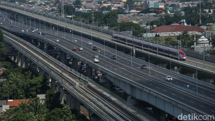 Ada Mobil Gangguan di Tol Layang MBZ Km 16 Arah Cikampek, Lalin Padat - Update 1