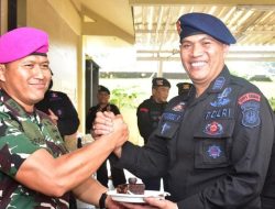 **Hari Bhayangkara ke-79, Brimob Polda Metro Terkejut dengan Kue dari Marinir**