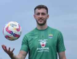 Kiper Baru Persib Adam Przybek Jalani Latihan Perdana, Apakah Ini Solusi untuk Masalah Bertahan?