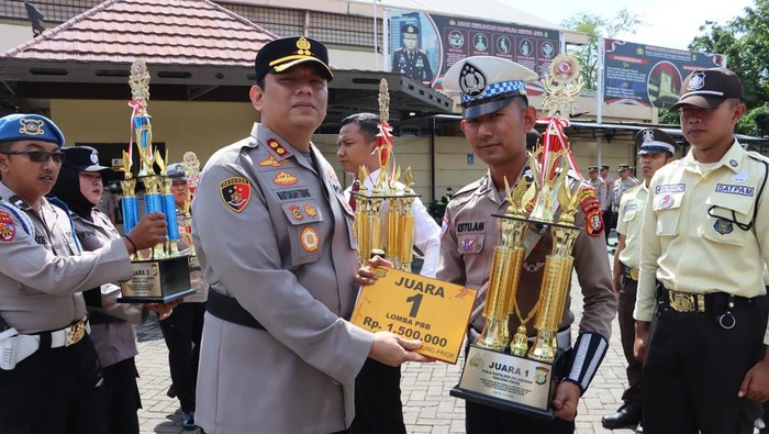 Kapolres Priok Pimpin Upacara Pemberian Hadiah Lomba HUT Bhayangkara ke-79 - Update 1