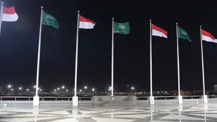 Bendera Merah Putih Berjejer, Prabowo Hadir di Jeddah dengan Semarak