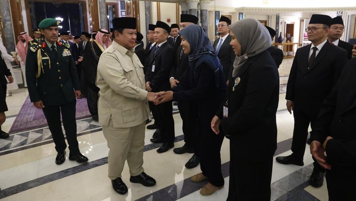 **Antusiasme Siswa hingga Diaspora Indonesia Sambut Prabowo di Jeddah**