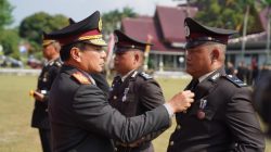 Kapolda Riau Herry Heryawan Berikan Penghargaan 7 Polisi Berprestasi di Hari Bhayangkara ke-79