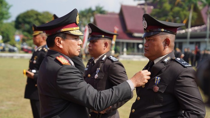 Kapolda Riau Herry Heryawan Berikan Penghargaan 7 Polisi Berprestasi di Hari Bhayangkara ke-79