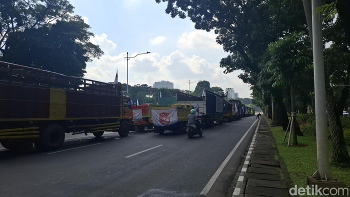Demo Sopir Truk Berujung Rekayasa Lalu Lintas, Patung Kuda Jadi Titik Perhatian!