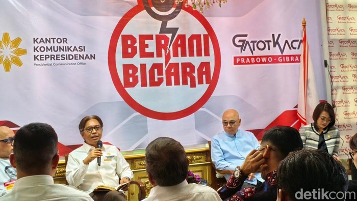 PCO: Relawan Prabowo-Gibran Jelaskan Program Pemerintah ke Warga, Mau Bantu atau Tidak?