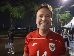 “Saksikan Sang Putri, Ayah Isa Warps Bangga: Kisah Keluarga di Balik Gelora Bola!”