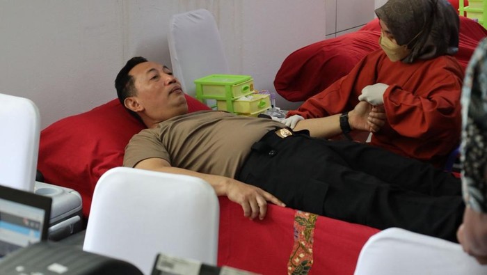Kapolri Ikut Donor Darah di Peringatan Hari Bhayangkara Bersama KSPSI di Tangerang - Update 1