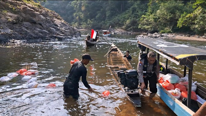 **Cerita Sampan Karam Saat 'Jalur' Polda Riau Menembus Pedalaman: Kisah Perjuangan Bansos di Sungai Subayang**