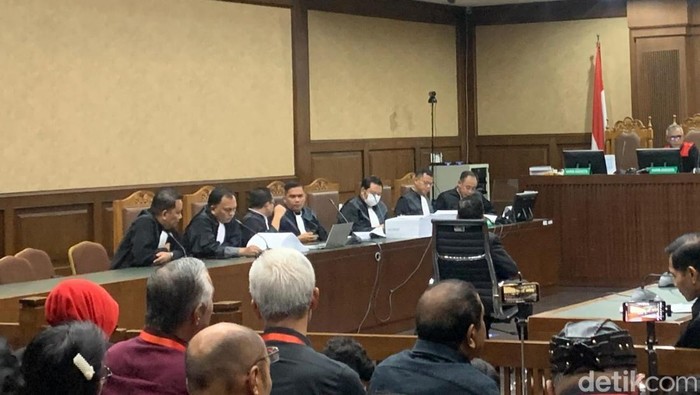 **Surat Tuntutan Hasto Kristiyanto Setebal 1.300 Lembar: Sidang Penuh Tegangan di Pengadilan Tipikor Jakarta**