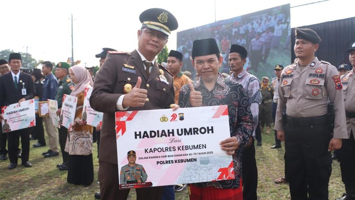**15 Orang Terpilih Polda Jateng Dapatkan Umrah Gratis di Hari Bhayangkara Ke-79**