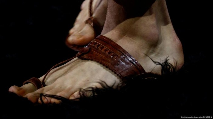 India Tuduh Prada Curi Desain Sandal Tradisionalnya, Bikin Polemik Heboh