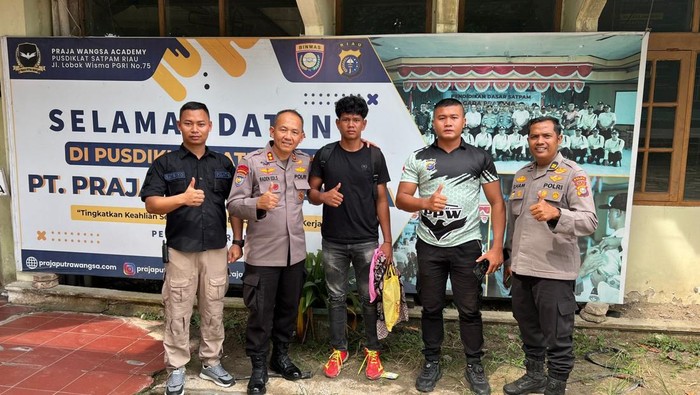 Program 'Jalur' Polda Riau Antarkan 3 Pemuda Kampar Menuju Profesi Satpam - Update 1