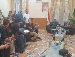 **Guru Banten Protes Tuta Dihapus, Gubernur Andra Soni Temui Demonstran**
