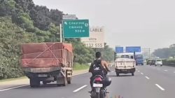 Pemotor Tanpa Helm di Tol Jagorawi, Viral Karena Aneh!