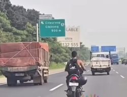 Pemotor Tanpa Helm di Tol Jagorawi, Viral Karena Aneh!